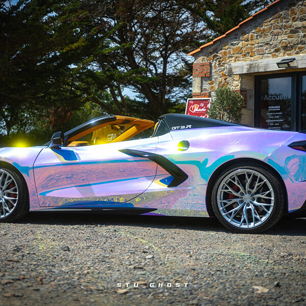 Une Corvette C8 transformée avec un covering chrome aux Sables d'Olonne en Vendée.