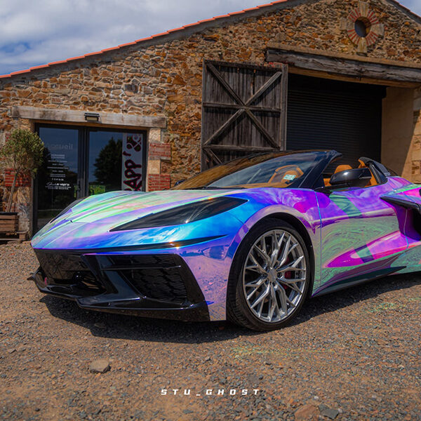 Métamorphose d'une Corvette C8 avec un wrapping chrome aux Sables d'Olonne en Vendée.