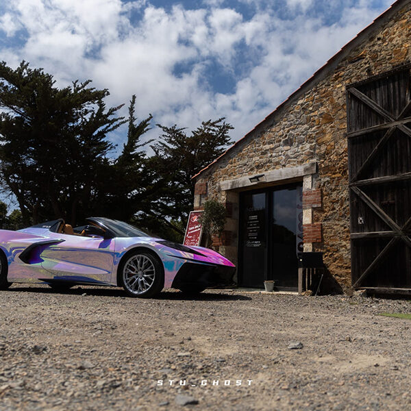 Wrapping unique en chrome sur une Corvette C8 aux Sables d'Olonne en Vendée.