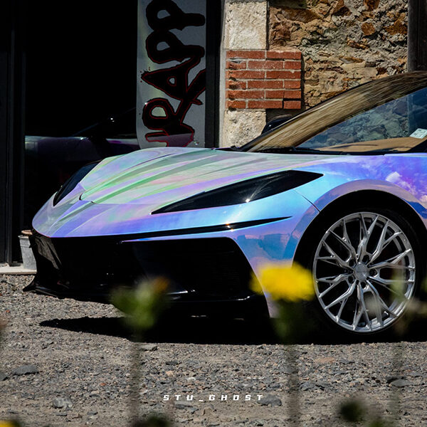 Une Corvette C8 personnalisée avec un covering chrome aux Sables d'Olonne en Vendée.