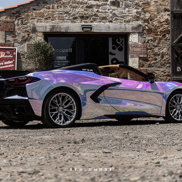 Réalisation d’un covering chrome sur une Corvette C8 aux Sables d'Olonne en Vendée.