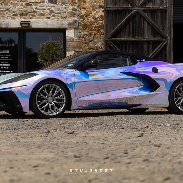 Corvette C8 habillée d’un covering chrome aux Sables d'Olonne en Vendée.