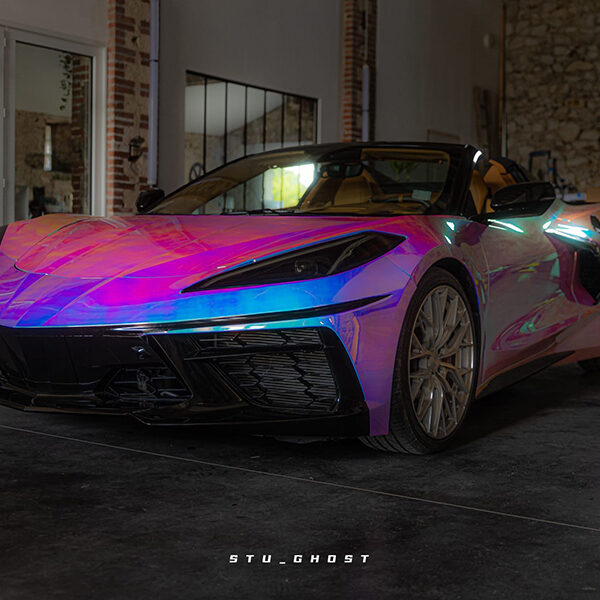 Transformation d'une Corvette C8 avec un covering chrome aux Sables d'Olonne en Vendée.