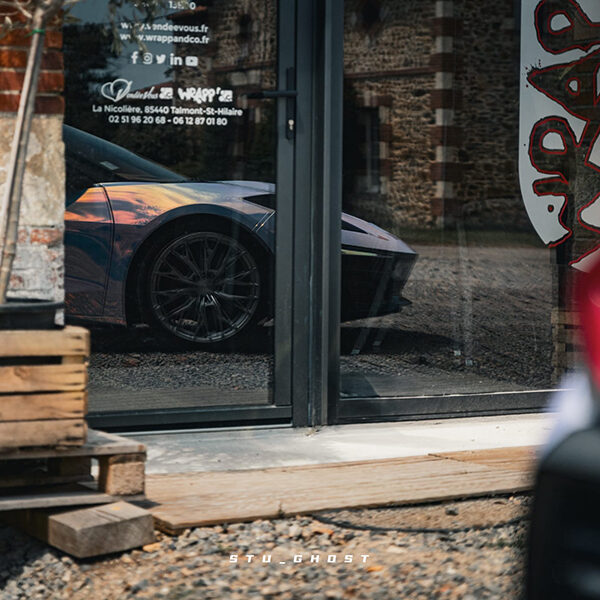 Wrapping chrome réalisé sur une Corvette C8 aux Sables d'Olonne en Vendée.